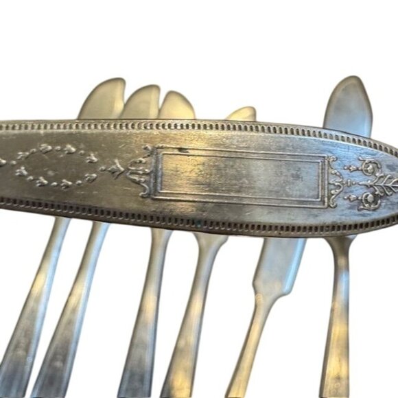 Set Of 7 Antique Silverplate Butter Knives With Ornate Handles & Engraved Detail - Picture 6 of 7